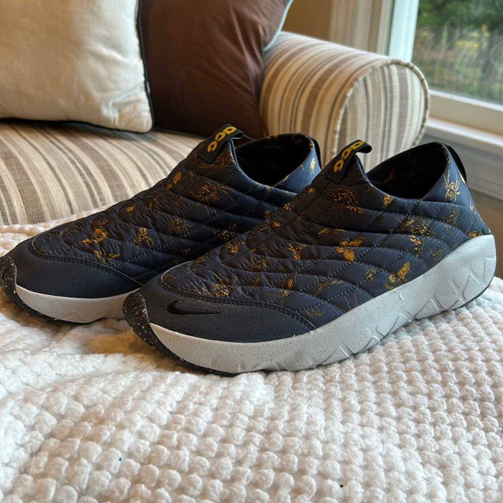 Nike ACG sneaker. Navy blue with yellow spiders, bees and butterfly designs.